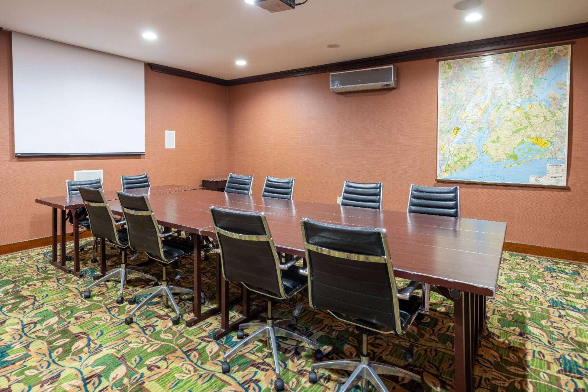 Days Hotel By Wyndham נורת' ברגן מראה חיצוני תמונה